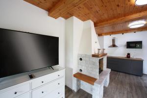 Sunset Valley Apartments and Rooms 