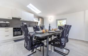 4 Bedroom Beautiful Home In Sezana 