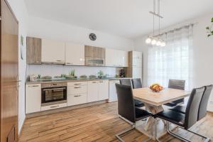 Apartment Stella with Two Bedrooms & Free Parking Spot