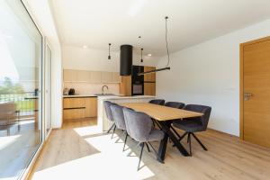 Sunny Green Escape - Apartment with Terrace 