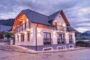 Alpine House Mina - Rooms & Apartments 