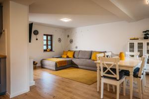 Bee House & Apartment 