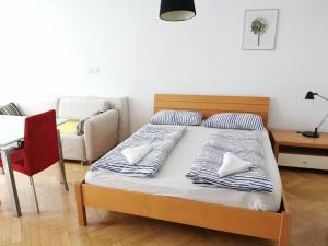 City centre studio with a balcony and free parking 