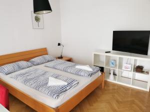 City centre studio with a balcony and free parking 