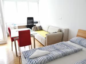 City centre studio with a balcony and free parking 