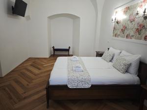 Barbo Palace Apartments and Rooms 