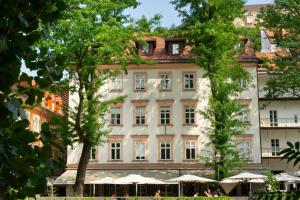 Julija&Robert's Riverview Apartments and Rooms 