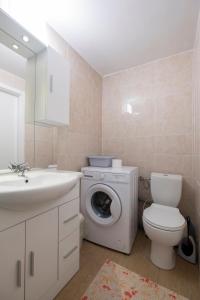 Newly renovated Studio with Air Conditioner & FREE Parking 