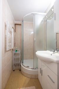 Newly renovated Studio with Air Conditioner & FREE Parking 