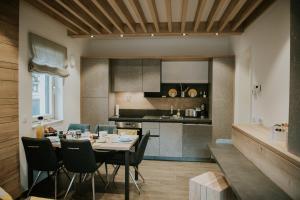 Villa Mojca - Jasna&Jelka Apartments, Central Location with Private Garage and Alpine View 