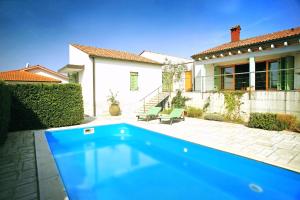 3 Bedroom Villa in Parecag with a Swimming Pool