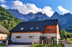 Mountain peaks Apartment with Sauna 