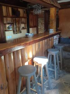 Apartma Miša, Tomo Ketiš sp 