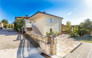 2 Bedroom Awesome Apartment In Lucija