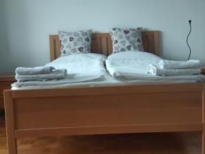 Rooms and Apartment Na poljani 