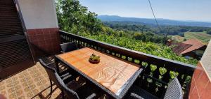 Vineyard Cottage with Private Jacuzzi 