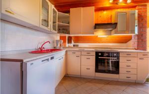 Stunning Apartment In Divaca With Wifi 