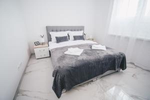 L Apartment 
