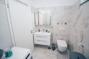 L Apartment 