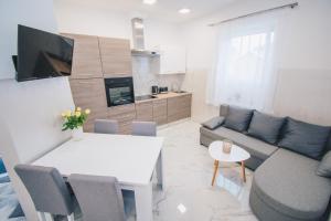 L Apartment 