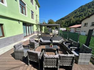 22 - The Old Workshop with fired wood hot tub 