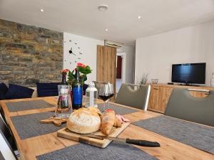 Casa Miranda - family comfort in a quiet area, near the sea, with BBQ and FREE parking 