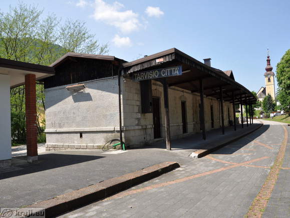 Nekdanja železniška postaja ob današnji kolesarski poti