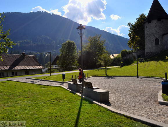Kolesarska pot skozi Trbiž ob srednjeveškem stolpu