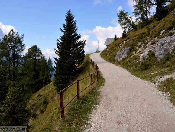 Krajša cesta, ki vodi vzhodno stran naselja