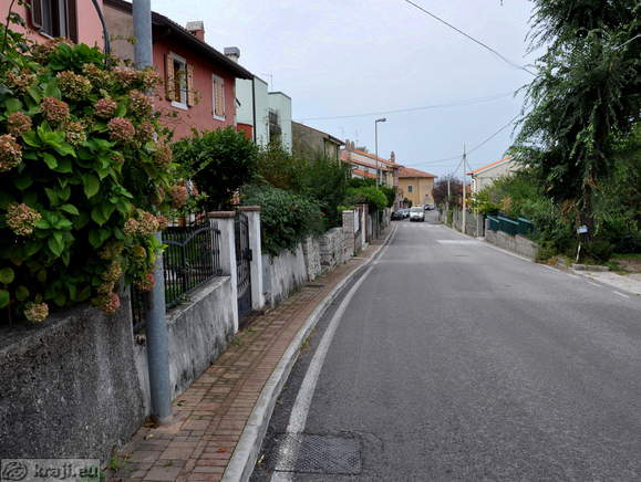 Osrednja ulica proti Devinskemu gradu