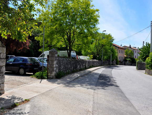 Cesta od parkirišča proti Devinskemu gradu