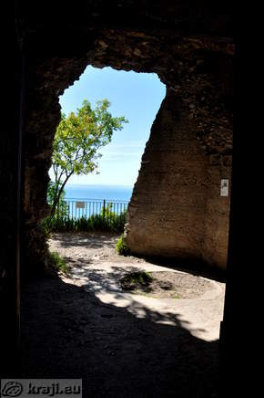 Prihod nad plažo pod Devinskim gradom