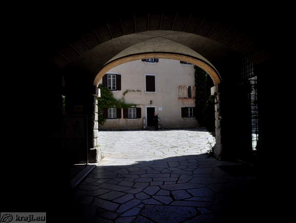 Pogled na grajsko dvorišče