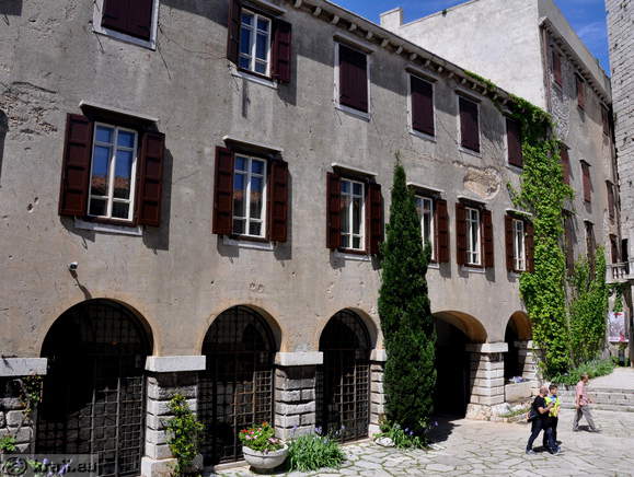 Smer prihoda na grajsko dvorišče