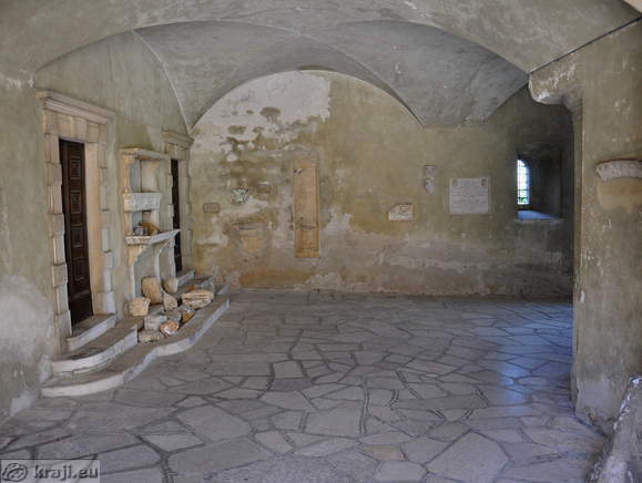 Pogled na plošče vzidane v steno