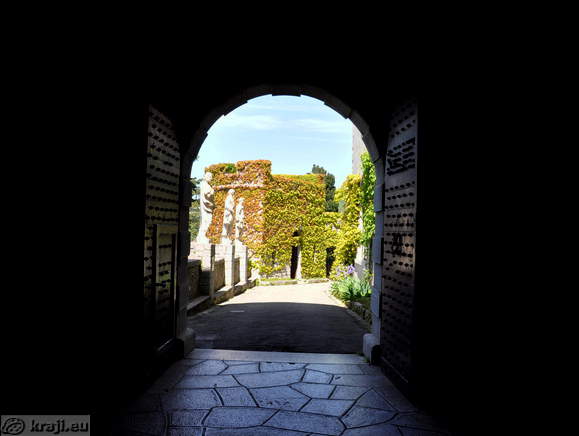 Pogled nazaj na smer vhoda