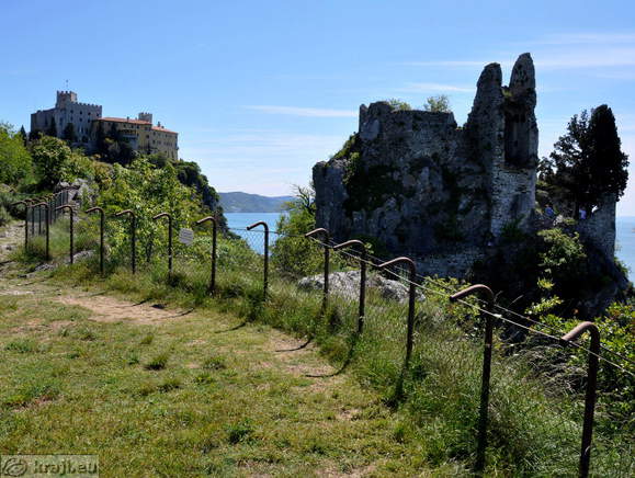 Pogled na Novi in Stari devinski grad