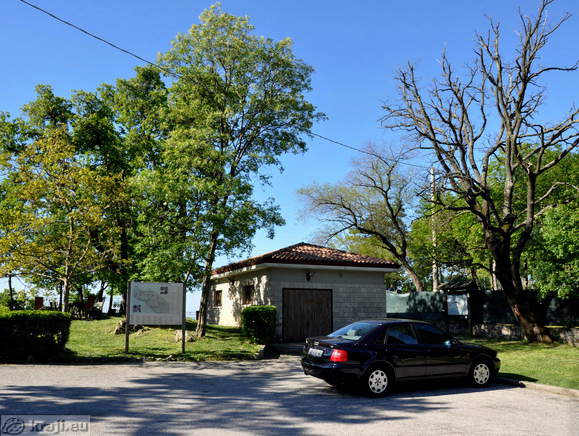 Izhodišče z manjšim parkiriščem pri sezonskem informacijskem centru v Sesljanu Izhodišče z manjšim parkiriščem pri sezonskem informacijskem centru v Sesljanu