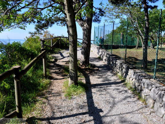 Pot ob kampu Camping Mare Pineta v Sesljanu Pot ob kampu Camping Mare Pineta v Sesljanu