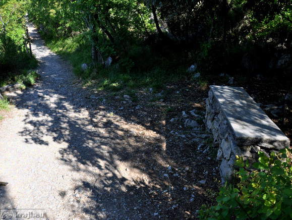 Kamnita klop ob poti Kamnita klop ob poti