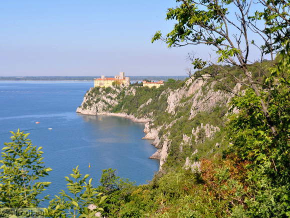 Eden od mnogih razgledov na Devinski grad Eden od mnogih razgledov na Devinski grad
