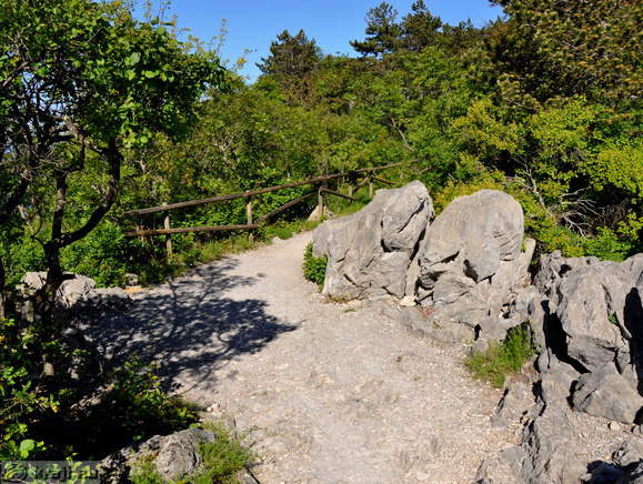 Rilkejeva pot dolga približno 2 km Rilkejeva pot dolga približno 2 km