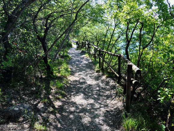 Z ograjo varovana pot Z ograjo varovana pot