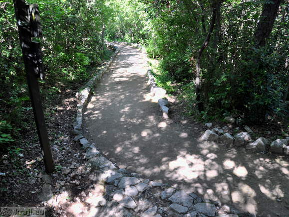 Razpotje: naravnost proti Devinskemu gradu, desno za parkirišče v Devinu Razpotje: naravnost proti Devinskemu gradu, desno za parkirišče v Devinu