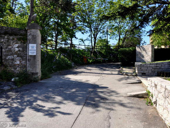 Pogled nazaj na začetek poti na levi v Devinu Pogled nazaj na začetek poti na levi v Devinu