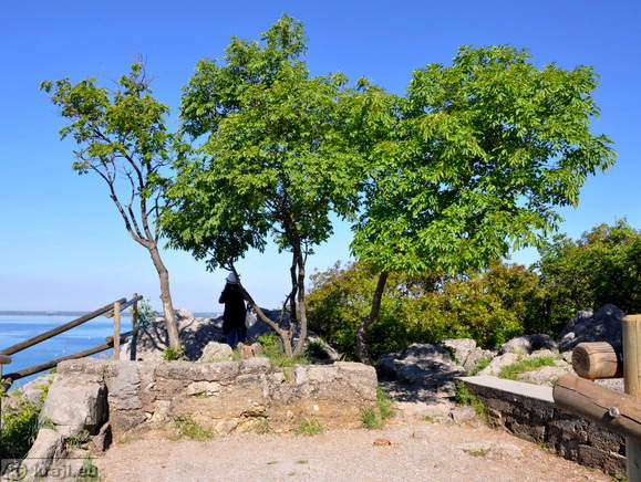 Nekdanja vojaška postojanka na Devinskih stenah Nekdanja vojaška postojanka na Devinskih stenah