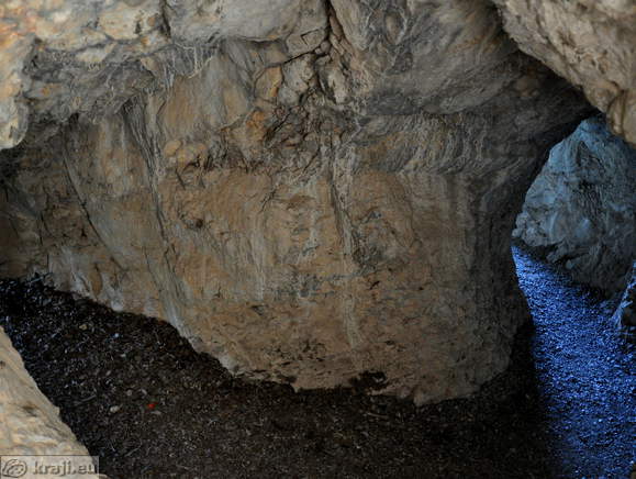 Pogled pri spuščanje v kaverno (levo - stranski izhod, desno - razgled nad stenami) Pogled pri spuščanje v kaverno (levo - stranski izhod, desno - razgled nad stenami)