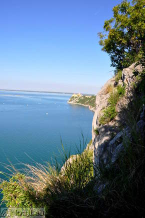 Pogled iz kaverne desno proti Devinskemu gradu Pogled iz kaverne desno proti Devinskemu gradu