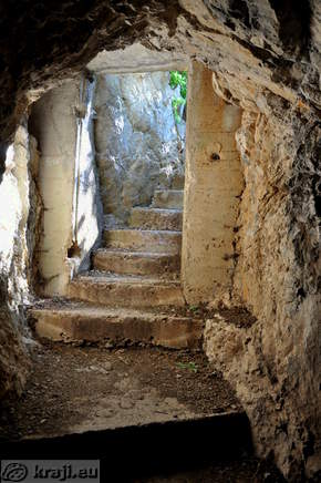Pogled na stopnice pri vhodu Pogled na stopnice pri vhodu