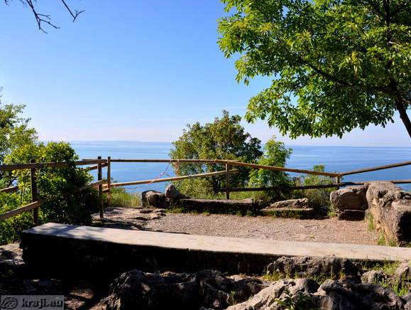 Nekdanja vojaška postojanka ob Rilkejevi poti Nekdanja vojaška postojanka ob Rilkejevi poti